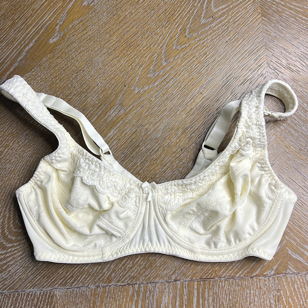 NATURAL WEAR Ivory Lace Bra 34B